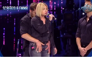 Show truyền hình Ý nhận 'gạch đá' vì để vũ công sờ soạng thí sinh